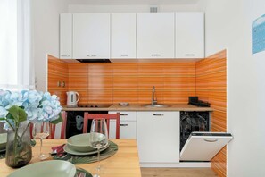 Réfrigérateur, un four, surface de cuisson, lave-vaisselle
