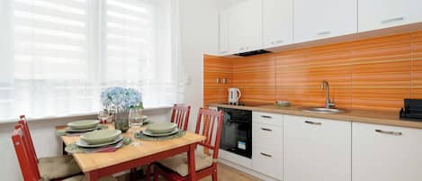 Fridge, oven, stovetop, dishwasher
