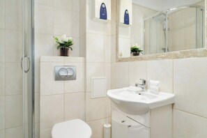 Dusj, hårføner og håndklær