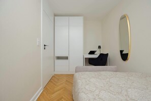 Desk, iron/ironing board, WiFi, bed sheets