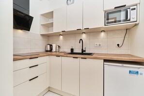 Refrigerador, microondas, parrilla de estufa y utensilios de cocina 