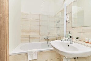 Douche, sĂšche-cheveux, serviettes fournies, shampoing