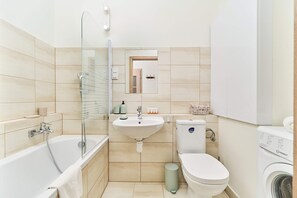 Dusche, Haartrockner, Handtücher, Shampoo