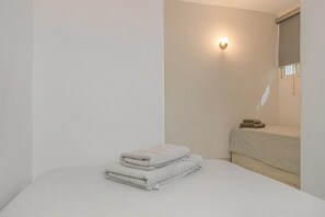 2 habitaciones, tabla de planchar con plancha, wifi y ropa de cama 