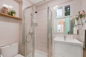 Shower, hair dryer, towels