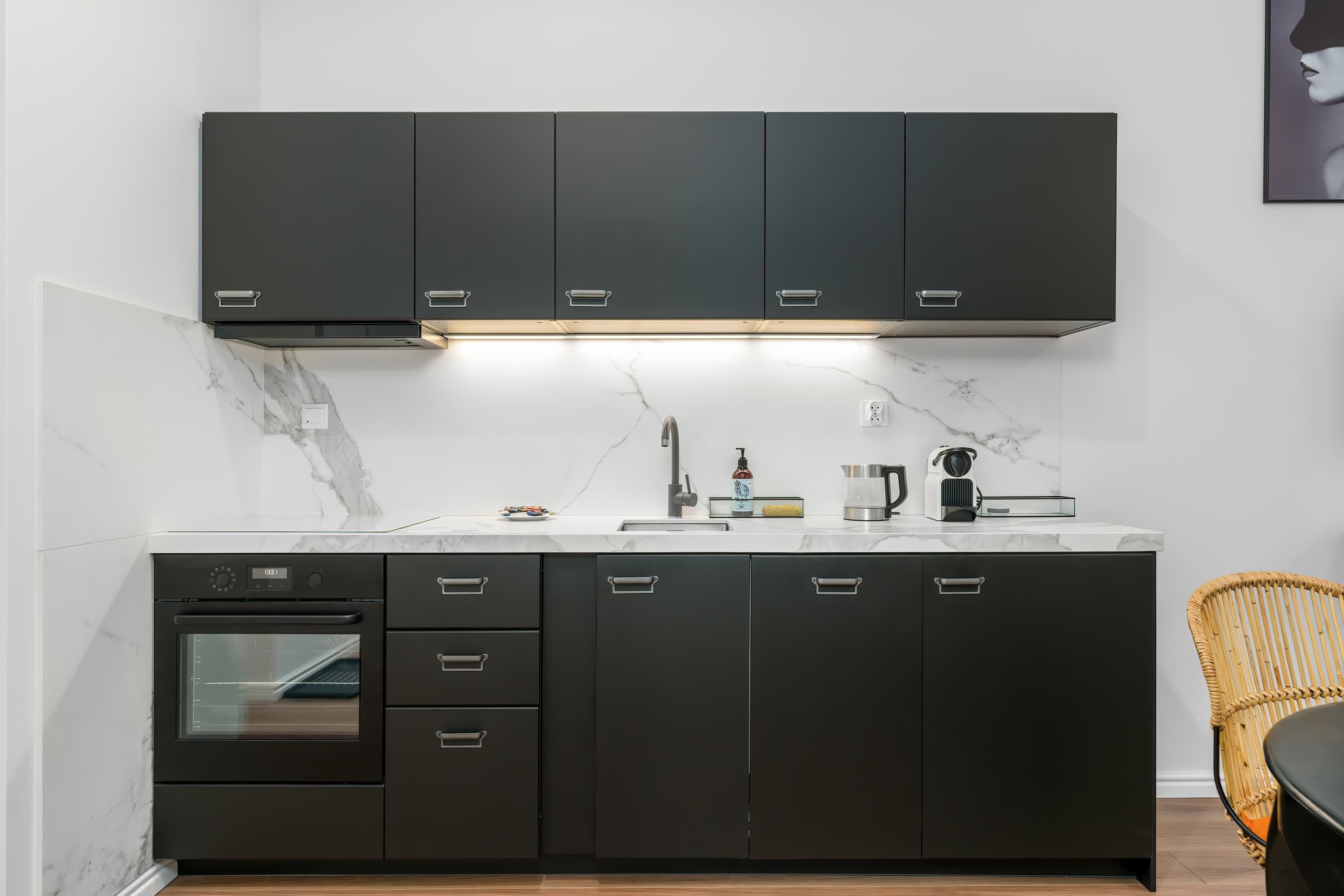 Réfrigérateur, un four, surface de cuisson, lave-vaisselle