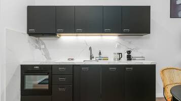 Réfrigérateur, un four, surface de cuisson, lave-vaisselle
