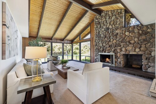 Charming 3 Bdrm 3 bath w/a heated pool in the heart of wine country in St Helena