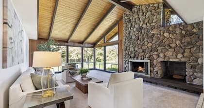 Charming 3 Bdrm 3 bath w/a heated pool in the heart of wine country in St Helena