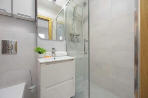 Dusche, Haartrockner, Handtücher