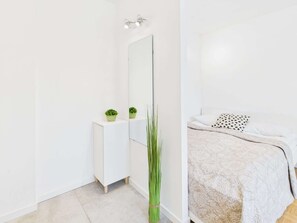 Iron/ironing board, WiFi, bed sheets