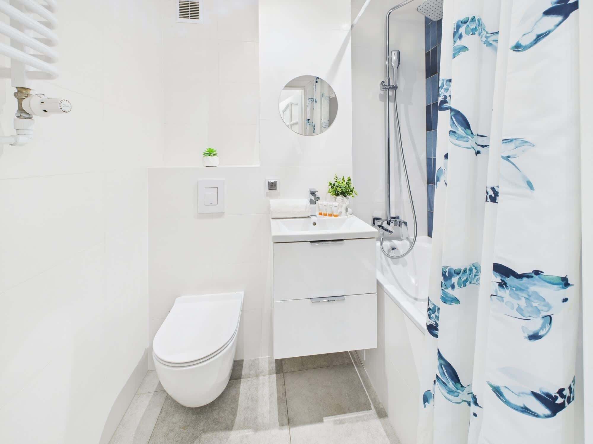 Een douche, een haardroger, handdoeken, shampoo