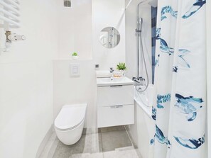 Douche, sèche-cheveux, serviettes fournies, shampoing