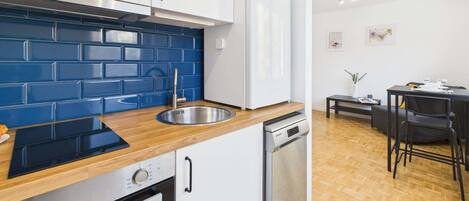 Frigorífico, horno, placa de cocina y lavavajillas