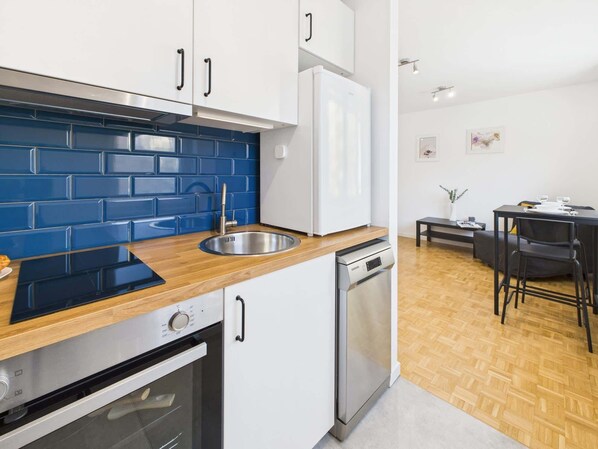 Fridge, oven, stovetop, dishwasher