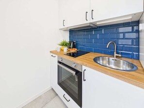 Réfrigérateur, un four, surface de cuisson, lave-vaisselle