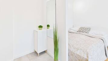 Silitysrauta/-lauta, Wi-Fi, vuodevaatteet