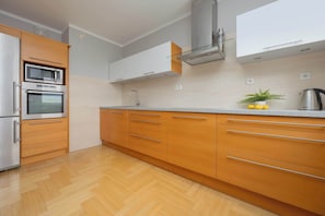Frigorifero, microonde, forno, piano cottura