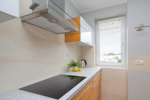 Frigorífico, microondas, horno y placa de cocina