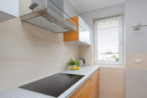 Een koelkast, een microgolfoven, een oven, een kookplaat