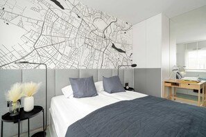 Escriptori, planxa i posts de planxar, wifi i roba de llit 