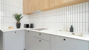 Jääkaappi, uuni, liesi, astianpesukone