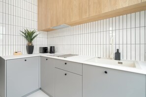 Fridge, oven, stovetop, dishwasher