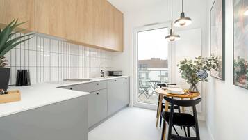 Kjøleskap, ovn, kokeplater og oppvaskmaskin