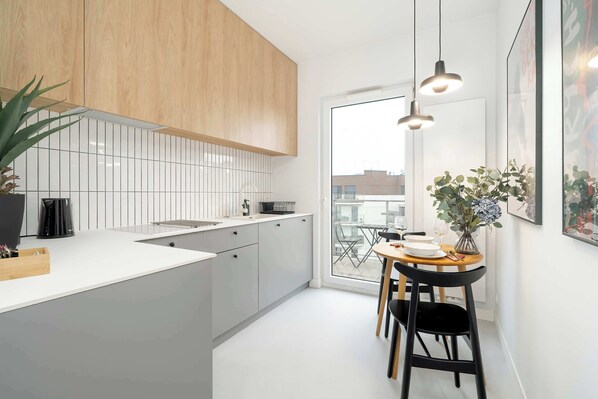 Fridge, oven, stovetop, dishwasher