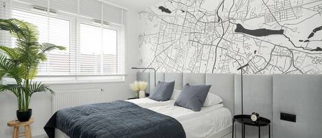 Een bureau, een strijkplank/strijkijzer, wifi, beddengoed