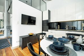 Réfrigérateur, micro-ondes, four, plaque de cuisson