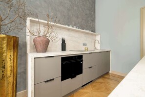 Frigorifero, microonde, forno, piano cottura
