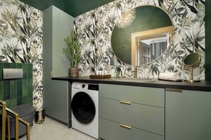 Shower, hair dryer, towels