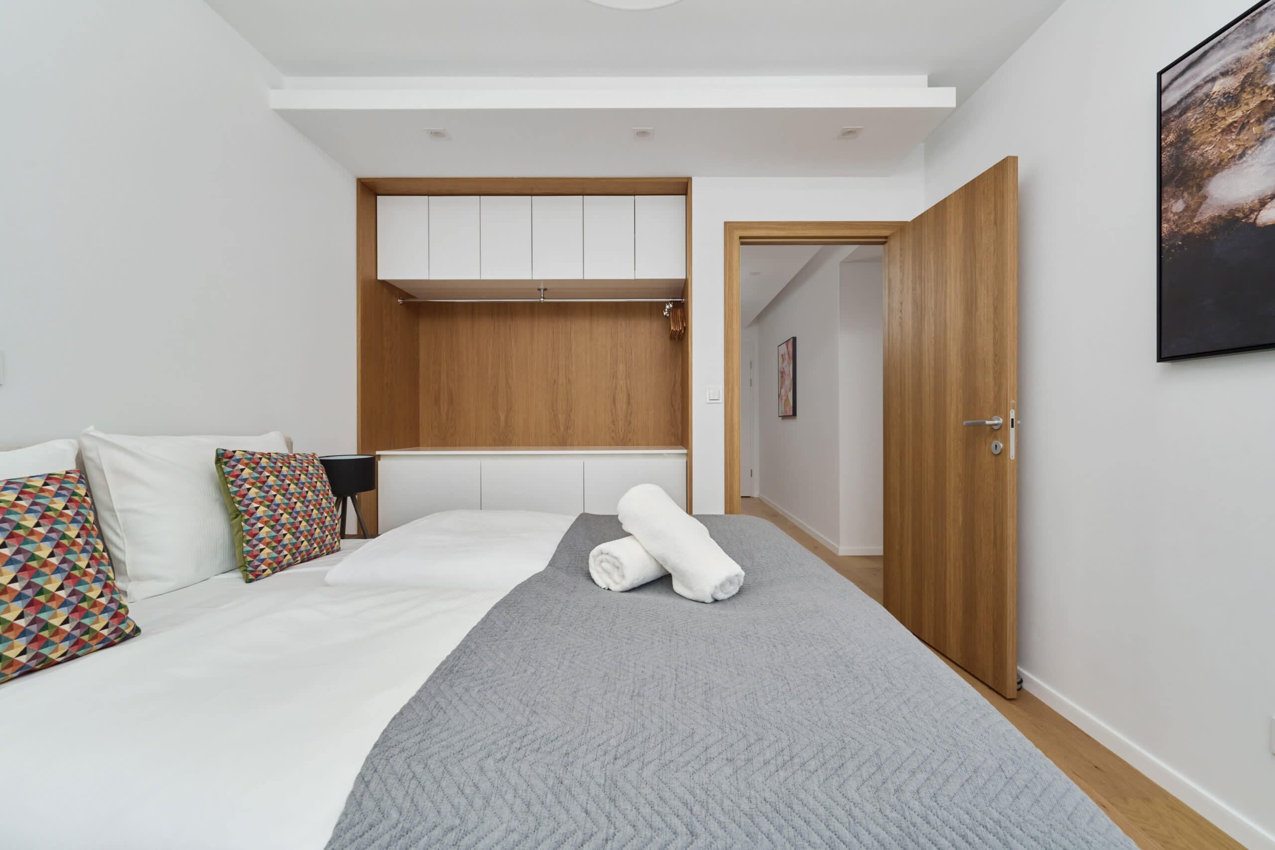 2 多间卧室、办公桌、熨斗/熨衣板、WiFi