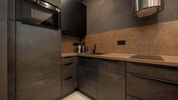 Frigorífico, microondas, placa de cocina y lavavajillas