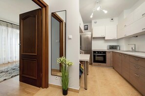 Fridge, microwave, oven, stovetop - Comfortable Apartment | Parking and Workspace (Wrocław)