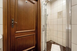Shower, hair dryer, towels, shampoo
