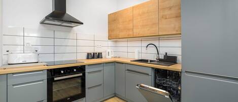 Frigorifero, forno, piano cottura, lavastoviglie