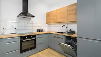 Frigorífico, horno, placa de cocina y lavavajillas