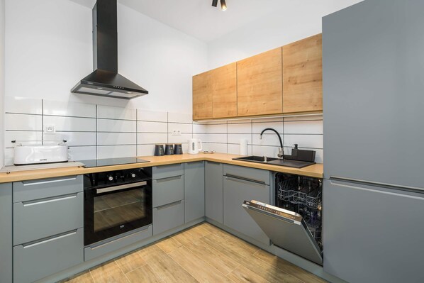Fridge, oven, stovetop, dishwasher