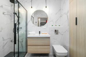 Ducha, secador de pelo y toallas