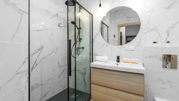 Shower, hair dryer, towels
