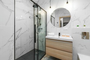 Shower, hair dryer, towels