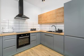 Fridge, oven, stovetop, dishwasher - Smoluchowskiego 3 Poznań | Cosy Apartment with Parking | Balconies (Poznań)