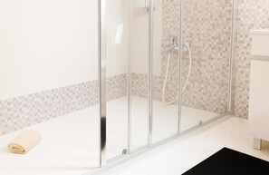 Shower, towels - Praia da Rocha 1 Bedroom Apartment With Balcony (Portimão)
