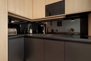 Kühlschrank, Mikrowelle, Herdplatte, Geschirrspüler