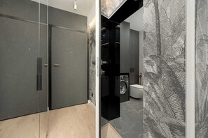 Dusche, Haartrockner, Handtücher, Shampoo