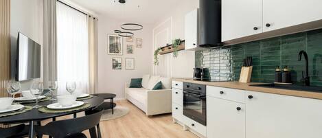 Een koelkast, een microgolfoven, een oven, een kookplaat