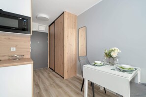 Dining - Comfortable Studio with Terrace | Parking and Close to Park (Poznań)