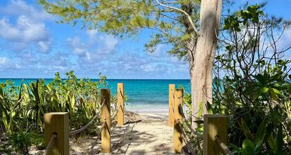 Luxury new build - 2bd+den - Gated - Pool, Gym and Beach access - Up to 6 people